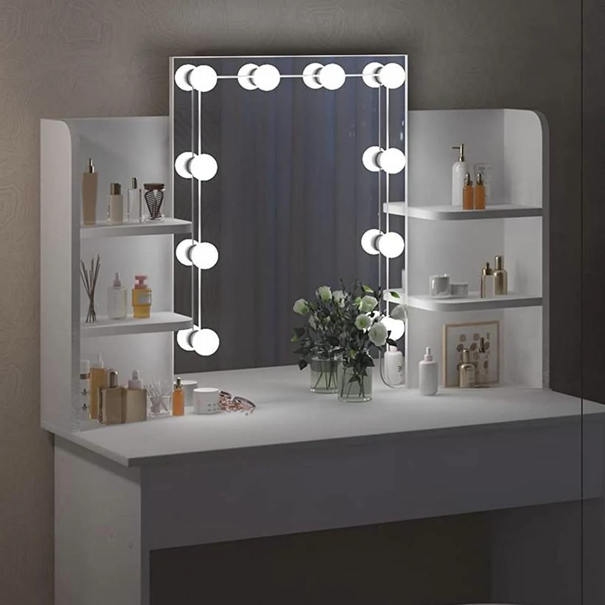 The mirror and its 10 bulbs lit up