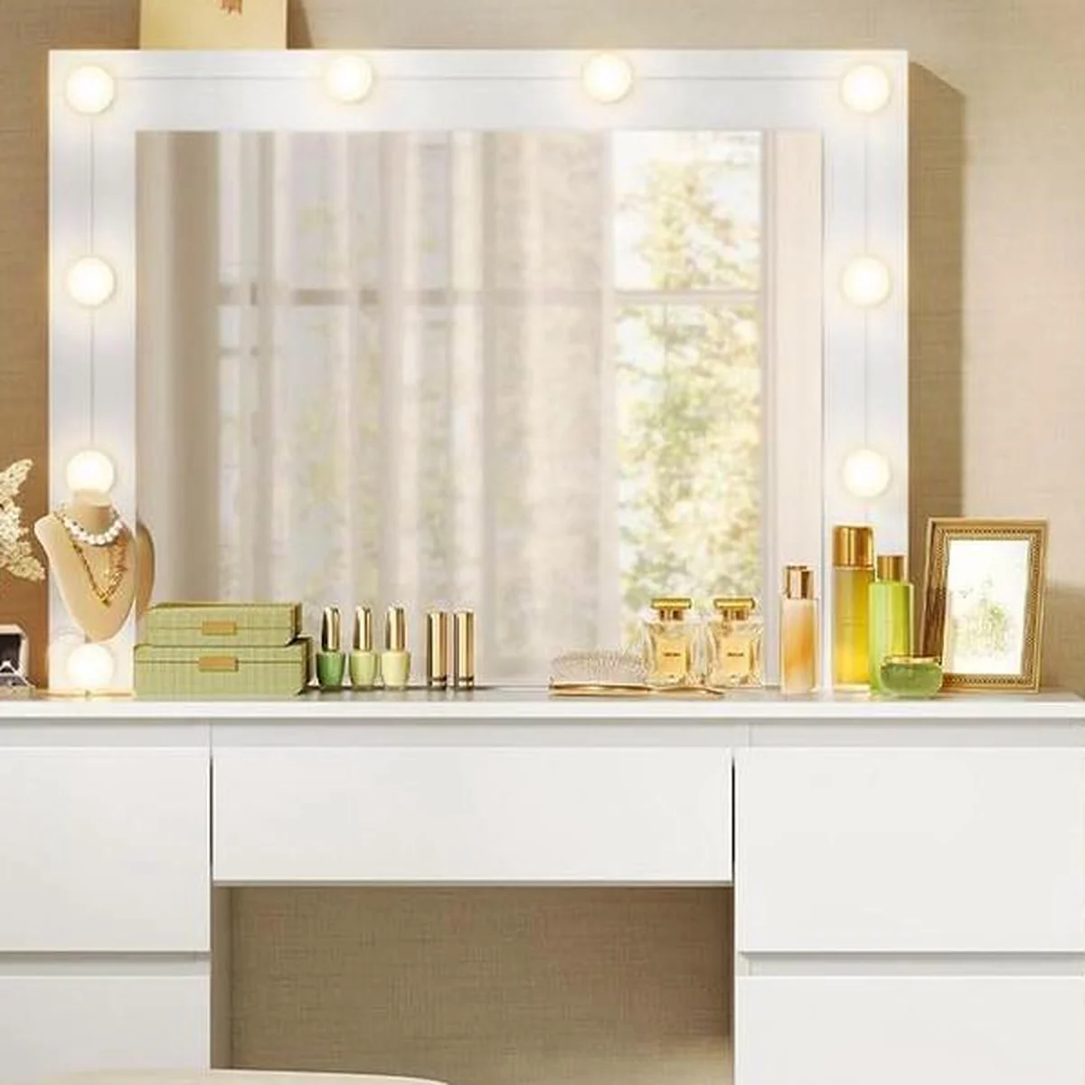 The mirror and its 10 bulbs lit up