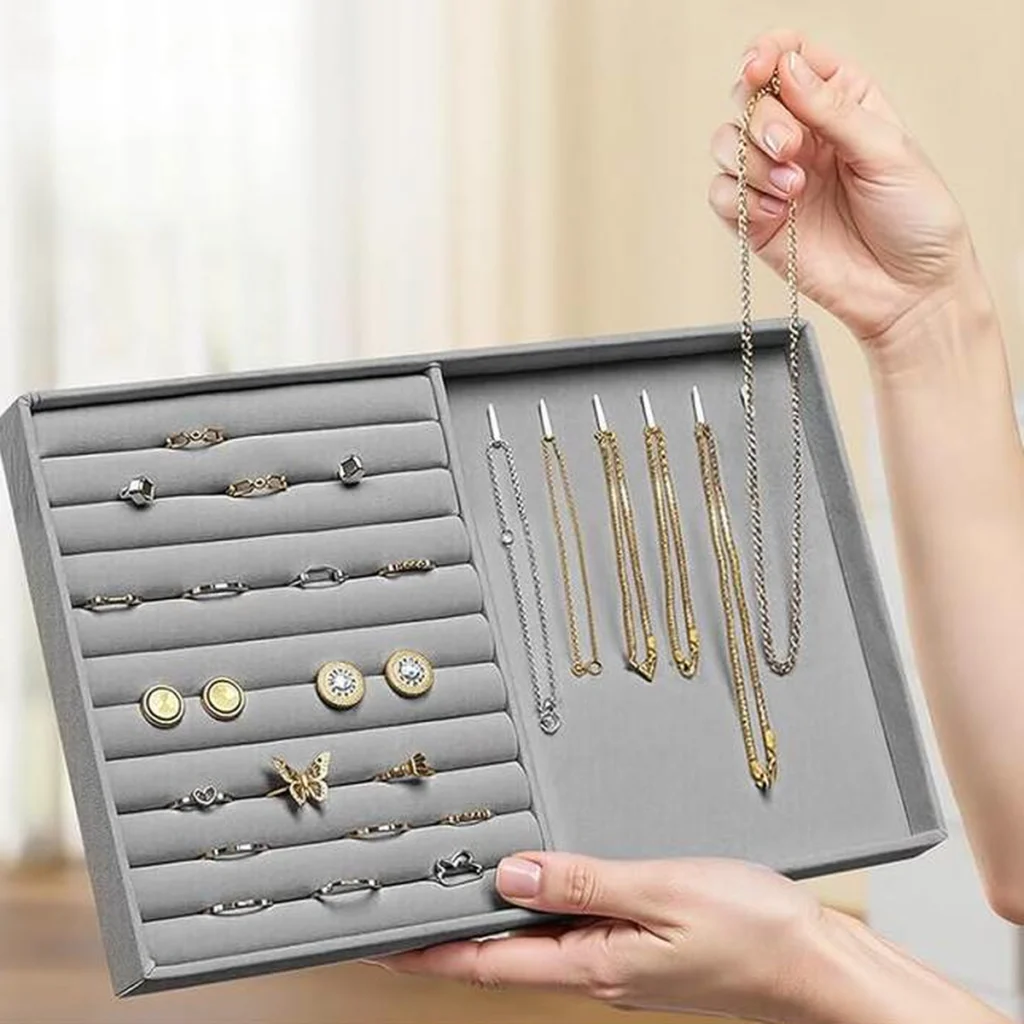 The velvet jewellery tray: rings, earrings and necklaces