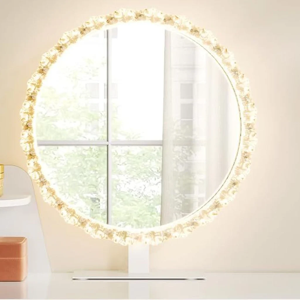 The 45 cm round mirror with its crystal-effect frame lit