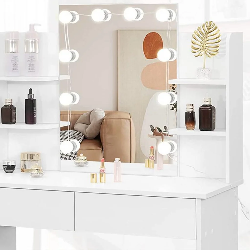 The 45 × 60 cm mirror between the shelves