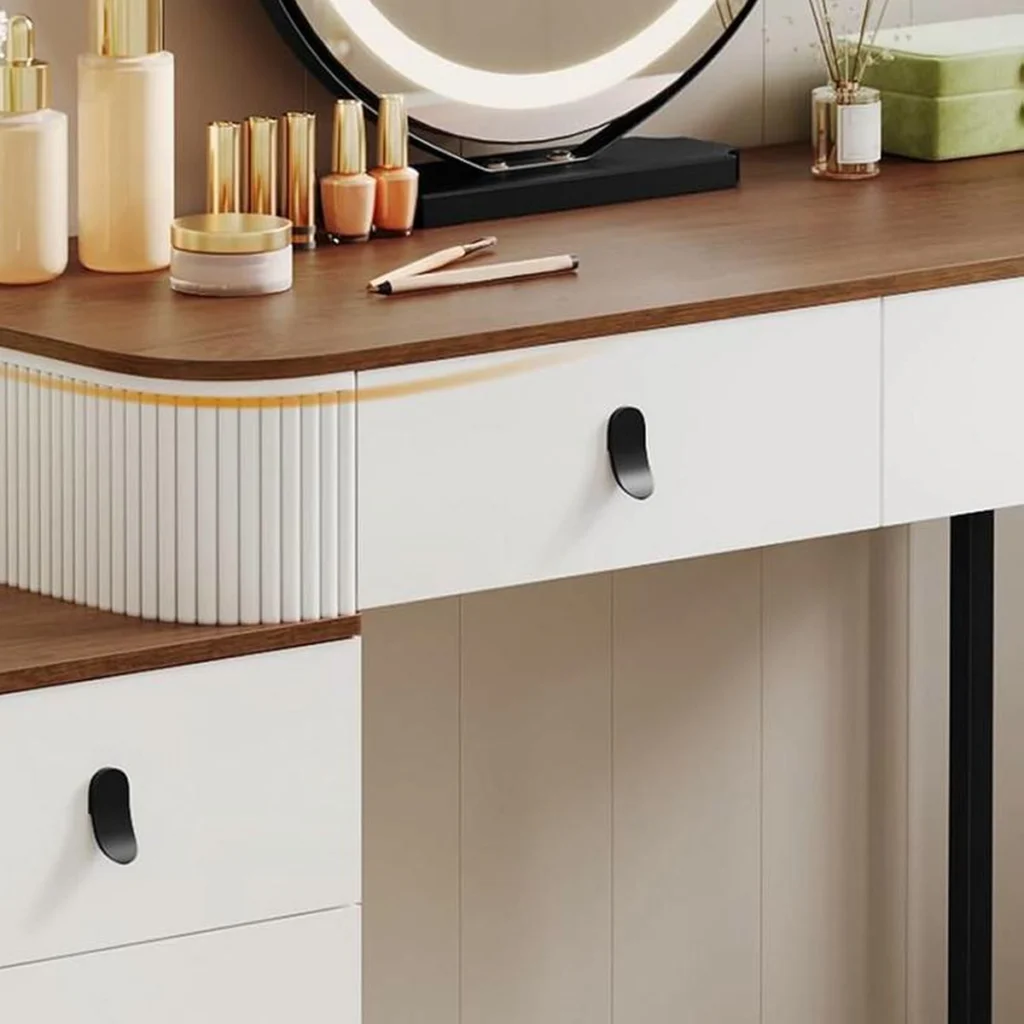 The walnut-effect top and the fluted fronts