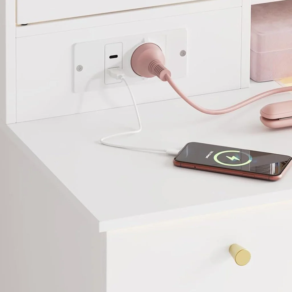 The built-in socket: power socket, USB-A and USB-C ports