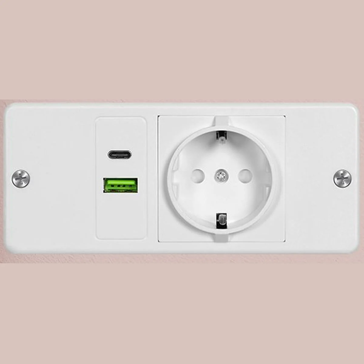 The built-in socket: 1 power socket, 1 USB port and 1 USB-C port