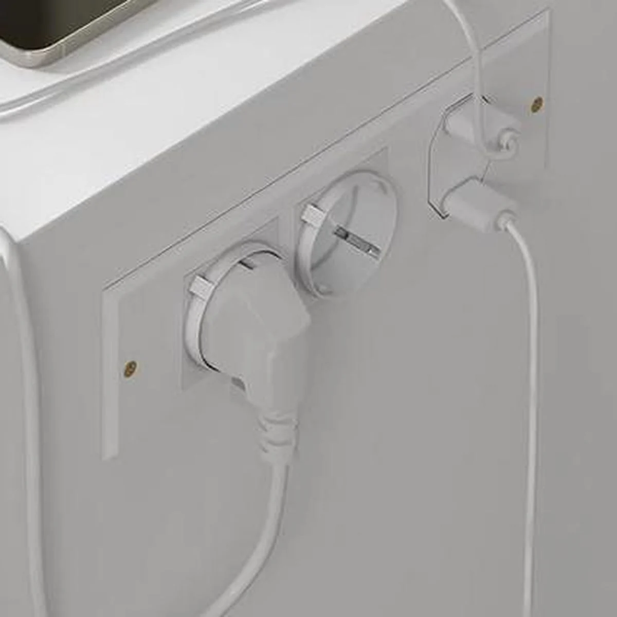 The power strip on the right-hand side: 2 power sockets, a USB-A port and a USB-C port