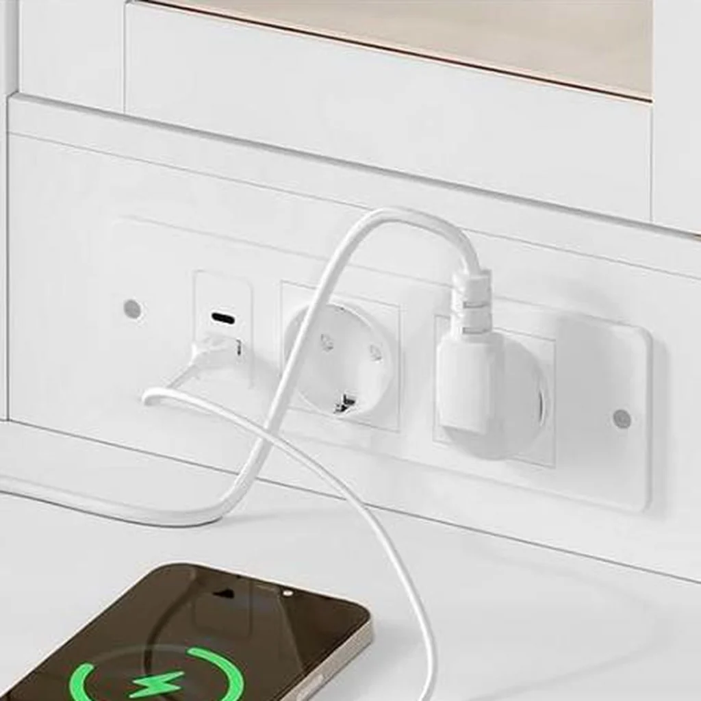 The power strip: 2 sockets, a USB-A port and a USB-C port
